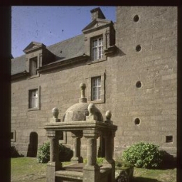 Brélès. - Château de Kergroadès : façade, cour, puits.
