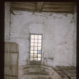 Taden. - Manoir de La Grand'Cour : logis, logis-porche, chambre seigneuriale.