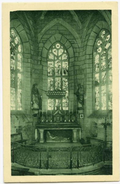 Le Faouët.- Le choeur de la chapelle Sainte-Barbe, les vitraux et le maître-autel