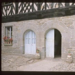 Melesse. - Fresnay Normandie : maison, terre, torchis, colombage, portes, fenêtre, grille.